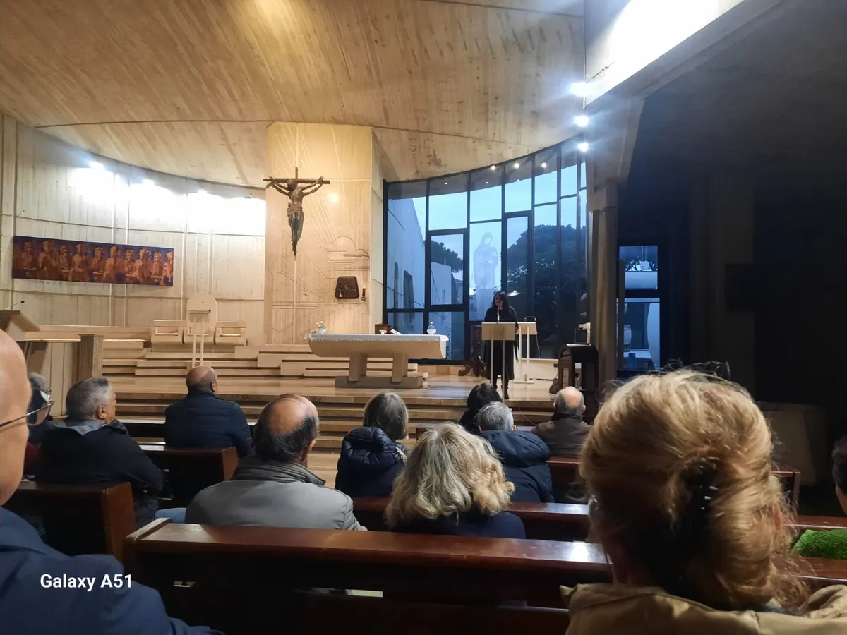 Laura Paladino guida gli esercizi spirituali nella chiesa parrocchiale