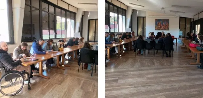 Genitori e nonni dei ragazzi del catechismo seduti ai tavoli in sala per l'incontro sulla genitorialità