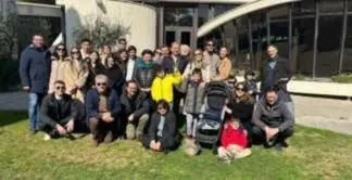 Le coppie del percorso di preparazione al matrimonio in foto di gruppo sul prato della parrocchia
